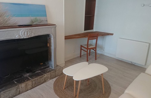 Barneville-Carteret Apartment | Newly renovated studio in the heart of town, separate kitchen