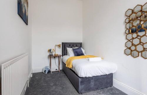Sunderland House | Newly Renovated 3br House Near Hospital & Uni