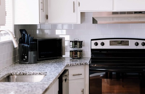 Nall Hills Condo | Newly Renovated Condo Sleeps 11