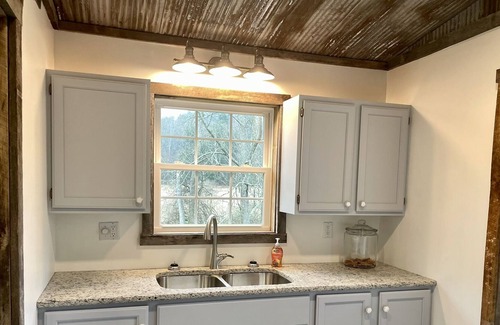Newport House | Newly renovated Farmhouse near Little Buffalo State Park