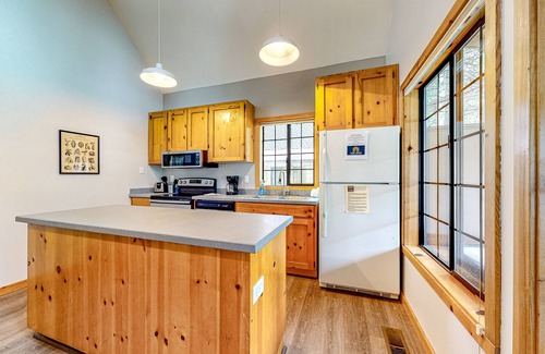 Sunriver Cabin | Newly renovated home with private hot tub, deck, & SHARC passes