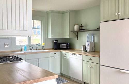 Auburn Cottage | Newly Renovated Lake Cottage - available for the very first season!