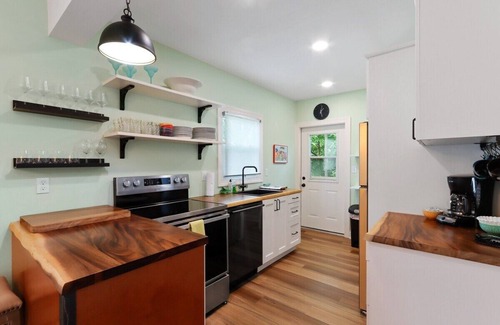 Lake Geneva Apartment | Newly Renovated |Private Home in the Heart of Downtown Lake Geneva |Dog Friendly |Secluded Back Deck