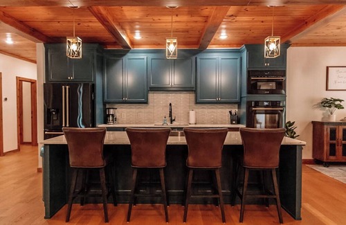 Mountain View House | Newly Renovated White River Retreat, Breathtaking Views of the River, Sleeps 18