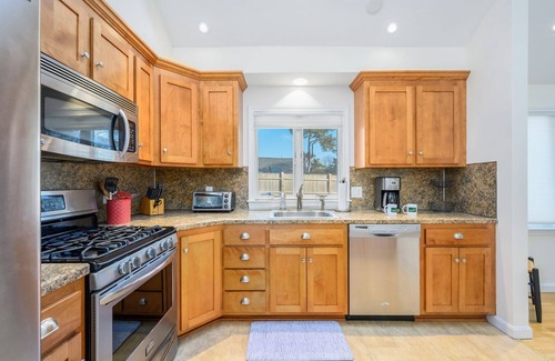 South Harwich House | Newly Updated Central AC Sunroom Great Yard