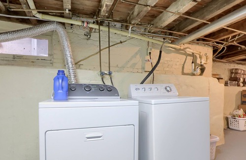 Bausman House | 🎆 Newly Updated Charm ⭐ Backyard & Grill 🎆