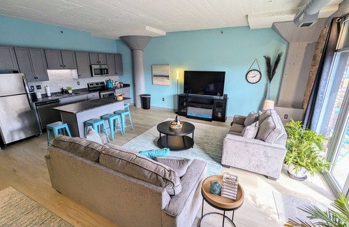 Sandusky Condo | NEWLY UPDATED LIFE ON THE BAY-GET-AWAY SLEEPS 4