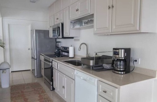 Horsepath Apartment | Newly-updated, spacious, private foot path to beachfront, stunning ocean viewsn