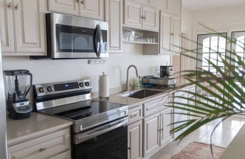 Horsepath Apartment | Newly-updated, spacious, private foot path to beachfront, stunning ocean viewsn