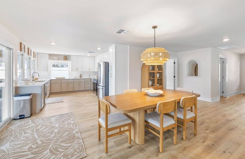 Spring Hill House | *NewlyRemodeled/Tiki Bar/Waterfront/Heated Pool/games