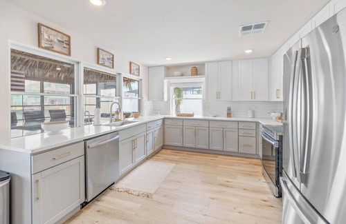 Spring Hill House | *NewlyRemodeled/Tiki Bar/Waterfront/Heated Pool/games