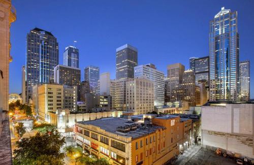 Downtown Seattle Apartment | Newmark Bayview Luxury Suite