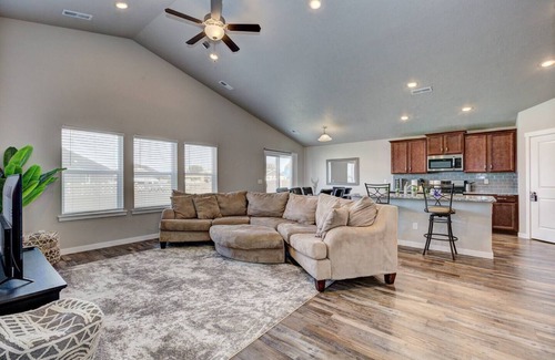 Nampa House | Next to Idaho Center~king bed~5 TVs~Room for all