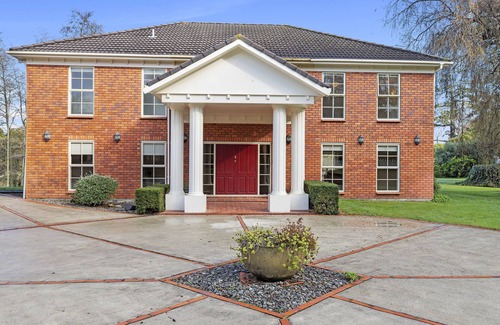 Tamahere House | next to the Hamilton Airport in beautiful country setting