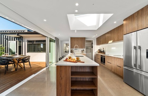 Wharewaka House | Nga Roto Retreat with Hot Tub