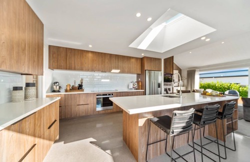 Wharewaka House | Nga Roto Retreat with Hot Tub
