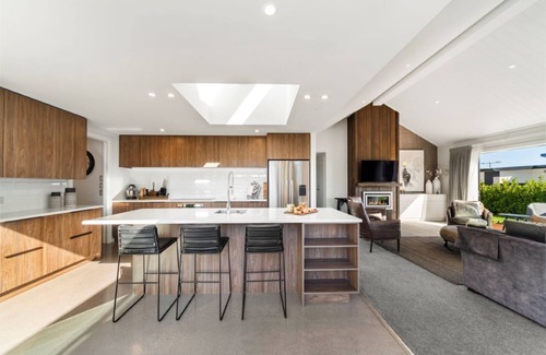 Wharewaka House | Nga Roto Retreat with Hot Tub