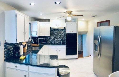 Niagara Falls House | Niagara Falls Quiet Neighborhood Air Conditioning Parking