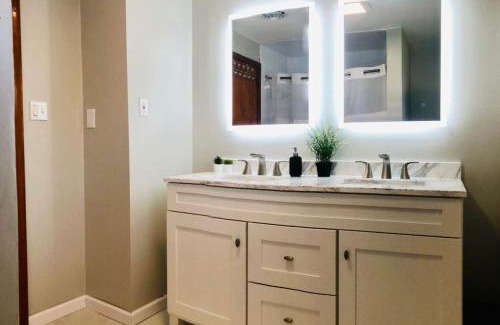 Niagara Falls House | Niagara Falls Quiet Neighborhood Air Conditioning Parking