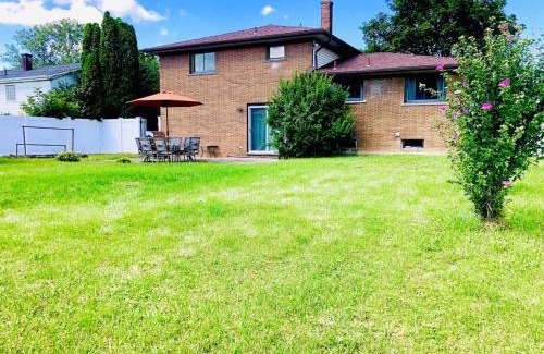 Niagara Falls House | Niagara Falls Quiet Neighborhood Air Conditioning Parking