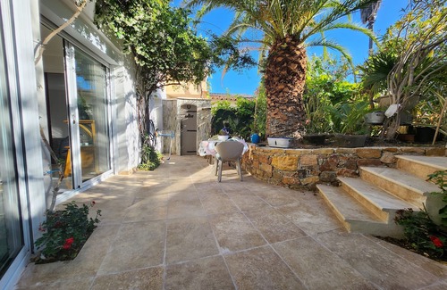 Plage de la Garonnette Apartment | Nice 2 rooms Golf de Saint Tropez 150 m from the sea, 900 m from the sandy beach