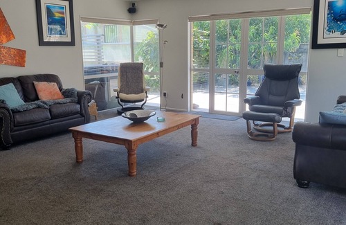 New Plymouth House | Nice 3 bedroom family home and studio. Perfect for families or groups and pets.
