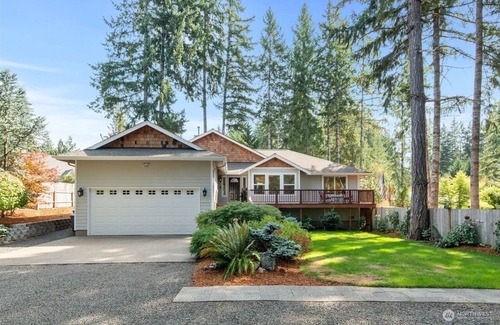 Allyn House | Nice 3-bedroom house in Allyn