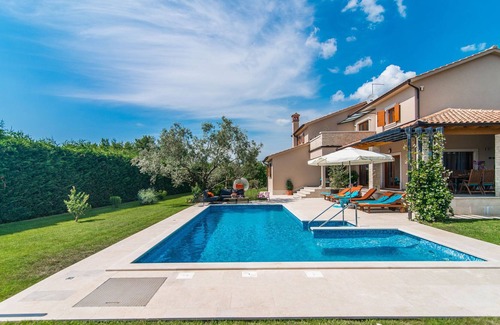 Bale Cabin | Nice and spacious villa with pool and garden in a small village called Salambati