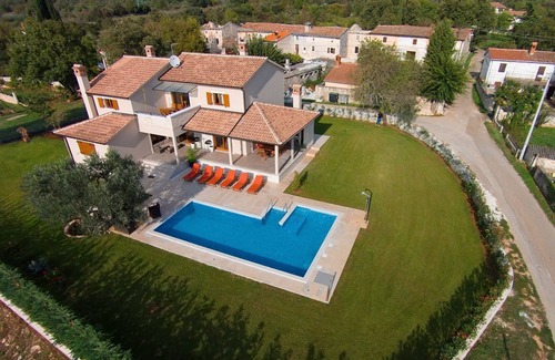 Bale Cabin | Nice and spacious villa with pool and garden in a small village called Salambati