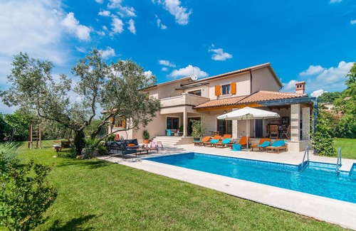 Bale Cabin | Nice and spacious villa with pool and garden in a small village called Salambati