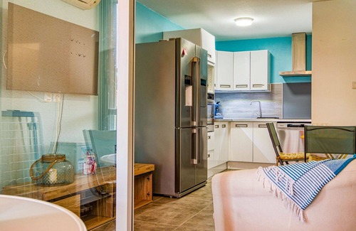 Le Brusc Apartment | Nice apartment for 3 people with A/C, TV, terrace and pets allowed
