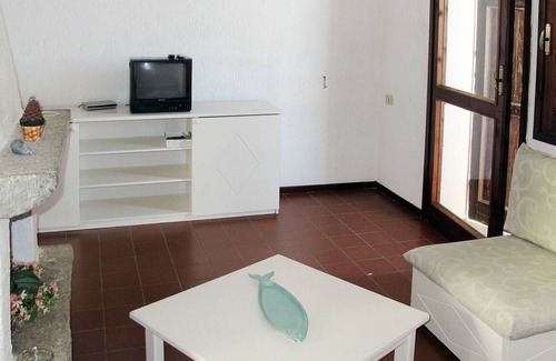 Santa Reparata Apartment | Nice apartment for 6 people with pool, TV, balcony, pets allowed and parking