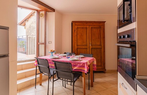Maccagno Apartment | Nice apartment for 5 guests with TV, terrace and pets allowed