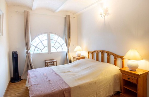 Hyeres Apartment | Nice apartment for 6 guests with WIFI, pool, TV, terrace and parking