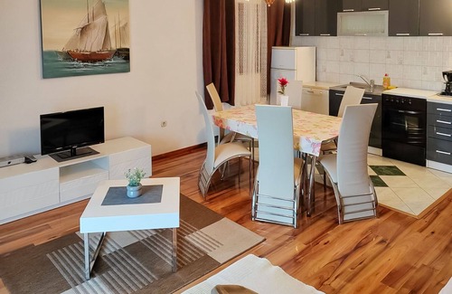 Ribarica Apartment | Nice apartment for 6 people with WIFI, A/C, TV and terrace