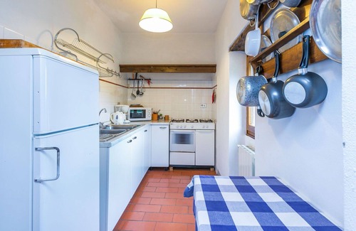 Pescia Apartment | Nice apartment for 6 people with WIFI, pool, TV, patio and pets allowed
