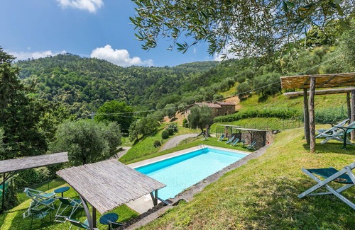 Pescia Apartment | Nice apartment for 6 people with WIFI, pool, TV, patio and pets allowed
