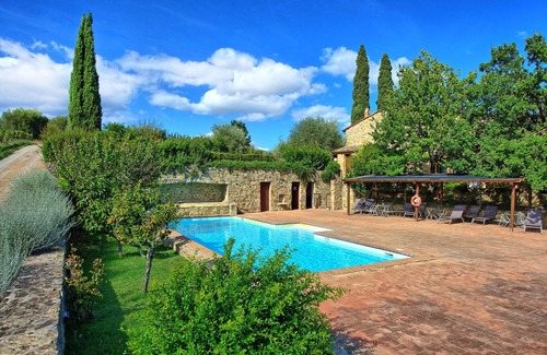Montalcino Apartment | Nice apartment for 7 people with A/C, pool, TV, pets allowed, panoramic view and parking