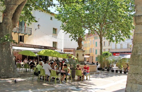 Sollies-Toucas House | Nice apartment in villa for 6 people with WIFI, pool, A/C, TV, terrace, pets allowed and parking