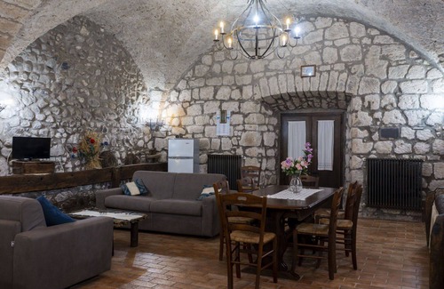 Capraccia Villa | Nice apartment in villa for 4 guests with WIFI, pool, TV, patio and pets allowed