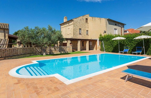 Crecchio House | Nice apartment in villa for 4 guests with pool, WIFI, TV, terrace and pets allowed