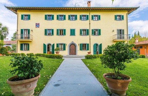 Fucecchio Villa | Nice apartment in villa for 10 guests with private pool, A/C, hot tub, WIFI, TV and pets allowed