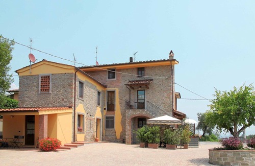 Montecarlo Villa | Nice apartment in villa for 6 guests with WIFI, pool, TV, patio and pets allowed