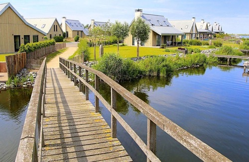 Tholen House | Nice apartment in villa for 8 guests with WIFI, TV and parking