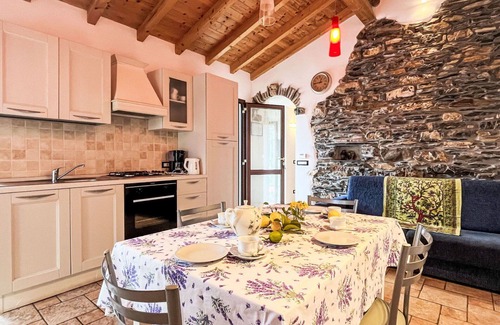 Valloria House | Nice apartment in villa for 8 guests with WIFI, TV, patio and pets allowed