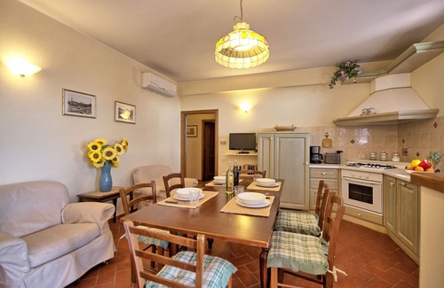 Certaldo Apartment | Nice apartment with WIFI, pool, A/C, TV, panoramic view and parking, close to San Gimignano