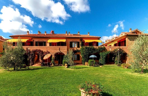 Sughera Apartment | Nice apartment with WIFI, pool, A/C, TV, terrace and panoramic view, close to San Gimignano