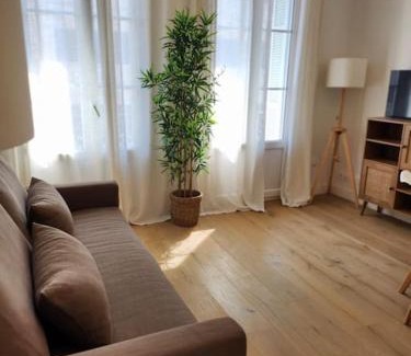 Saint-Roch Apartment | Nice Fac St Jean D'Angely