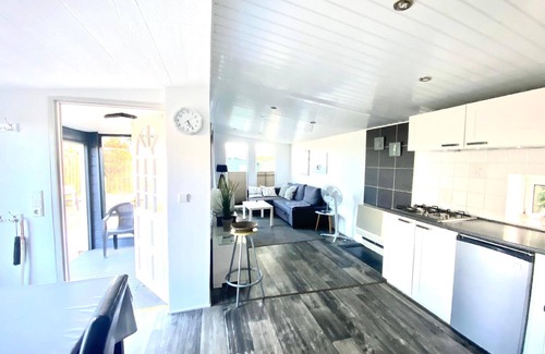 Onderdijk House | Nice holiday home "Isabella" with a view of the water