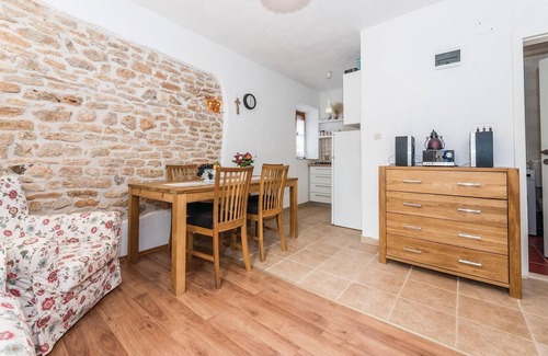 Promina House | Nice home in Mratovo with WiFi